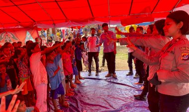 Anak-Anak-Pengungsi-di-Posko-Konga-Bergembira-dengan-Trauma-Healing-dari-Polwan-Polres-Flotim