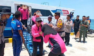 Ketua-Umum-Bhayangkari-Ny.-Juliati-Sigit-Prabowo-Disambut-Hangat-di-Pelabuhan-Ba'a,-Lanjutkan-Kegiatan-Sosial-di-Rote-Ndao