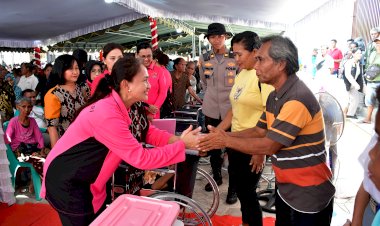 Bantuan-Bhayangkari-untuk-Masyarakat-Rote-Ndao:-Ny.-Juliati-Sigit-Prabowo-Berbagi-Kebaikan-dengan-Ribuan-Paket-Bansos-Bagi-Masyarakat-dan-Anak-Sekolah