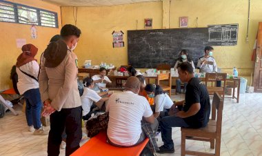 Biddokkes-Polda-NTT-Bersama-Tim-Kesehatan-Terus-Layani-Korban-Erupsi-Gunung-Lewotobi