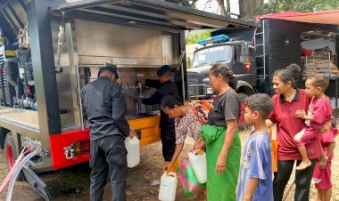 Satbrimob-Polda-NTT-Berikan-Bantuan-Air-Bersih-bagi-Korban-Erupsi-Gunung-Lewotobi-di-Flores-Timur