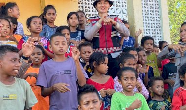 Meringankan-Trauma-Anak-Pengungsi,-Polwan-Polda-NTT-Ajak-Bernyanyi-dan-Menari-di-Posko-Kobasoma