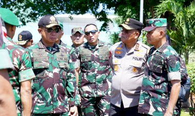 Panglima-TNI-dan-Kapolda-NTT-Tinjau-Langsung-Dampak-Erupsi-Gunung-Lewotobi