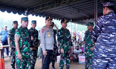 Kapolda-NTT-Dampingi-Panglima-TNI-Berikan-Dukungan-di-Posko-Pengungsian-Lewotobi