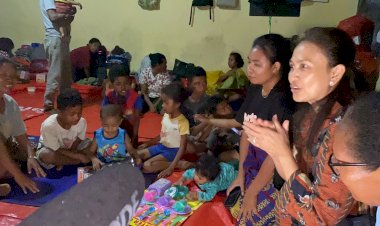 Bawa-Keceriaan-di-Tengah-Duka,-Ketum-Bhayangkari-Hibur-dan-Berikan-Mainan-untuk-Anak-Anak-Korban-Erupsi-Gunung-Lewotobi