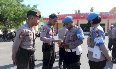 Propam-Polda-NTT-Sidak-Ponsel-Anggota-Polres-Kupang-Kota,-Pastikan-Tidak-Ada-yang-Terlibat-Judi-Online