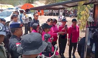 Ketua-Umum-Bhayangkari-Tinjau-Penyaluran-Air-Bersih-bagi-Pengungsi-Erupsi-Gunung-Lewotobi-di-Posko-Kobasoma