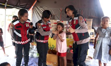 Suasana-Ceria-Warnai-Posko-Titehena-Berkat-Trauma-Healing-Polwan-Polda-NTT
