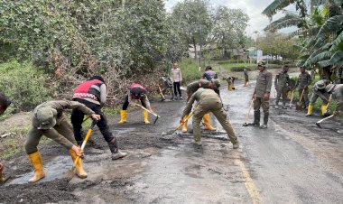 Personel-BKO-Aman-Nusa-II-Pulihkan-Akses-Jalan-di-Boru-Pascaherupsi-Gunung-Lewotobi