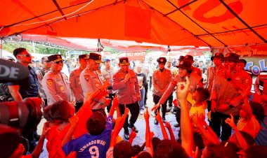 Kapolri-Hibur-Anak-Anak-di-Posko-Trauma-Healing,-Pastikan-Pendidikan-Tetap-Berjalan