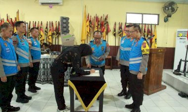 Wakapolda-NTT-Pimpin-Pengambilan-Sumpah-dan-Penandatanganan-Pakta-Integritas-Rekrutmen-Bakomsus-Polri-TA-2025