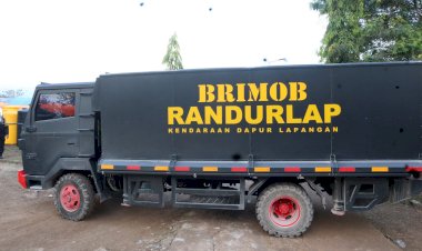 Polda-Jateng-dan-Jatim-Kirim-Kendaraan-Dapur-Lapangan-untuk-Bantu-Pengungsi-Erupsi-Gunung-Lewotobi