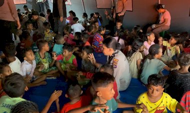 Gelar-Trauma-Healing-:-Polwan-Polda-NTT-Dukung-Anak-Anak-Korban-Erupsi-Lewotobi-Kembali-Tersenyum