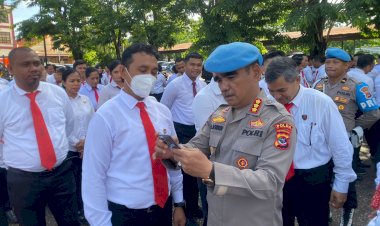 Propam-Polda-NTT-Tegakkan-Disiplin-Lewat-Pemeriksaan-Ponsel-dan-Sikap-Tampang