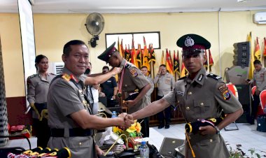 Wakapolda-NTT-Beri-Ijazah-dan-Medali-kepada-237-Lulusan-Diktukba-Polri-Gelombang-II-T.A.-2024