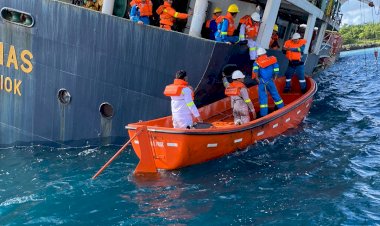 Personel-Ditpolairud-Polda-NTT-Berhasil-Evakuasi-Kapal-Kargo-MV-Kuala-Mas-di-Perairan-Desa-Bolok