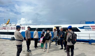 Satgas-Banops-Ditpolairud-Ops-Lilin-Turangga-Amankan-Arus-Mudik-di-Pelabuhan-Tenau-Kupang
