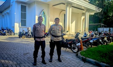 Pastikan-Berjalan-Aman-dan-Lancar,-Personel-Subsatgas-Binmas-Jaga-Ketat-Ibadah-Perjamuan-Kudus