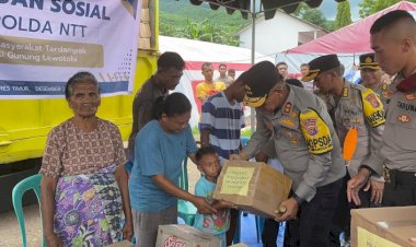 Kapolda-NTT-Kunjungi-Posko-Konga,-Serahkan-Bantuan-Sosial-untuk-Korban-Erupsi-Gunung-Lewotobi