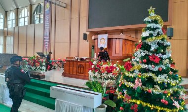 Pastikan-Ibadah-Kunci-Tahun-Aman,-Personel-Ops-Lilin-Turangga-Lakukan-Sterilisasi-di-Sejumlah-Gereja-Kota-Kupang