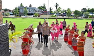 Kapolda-NTT-dan-Ketua-Bhayangkari-Daerah-Disambut-Secara-Adat-di-Polres-Malaka