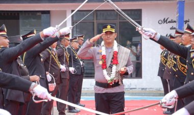 Tradisi-Pedang-Pora-Warnai-Penyambutan-Pejabat-Baru-Kapolres-TTS-dan-Pelepasan-Pejabat-Lama-Kapolres-TTS