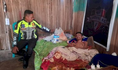Berhati-Mulia,-Personil-Polres-TTS-Bantu-Warga-TTS-Yang-Sudah-Lama-Terbaring-Karena-Lumpuh