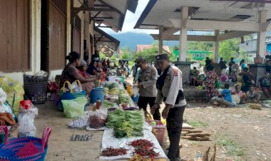 Polsek-Alor-Timur-Laut-Lakukan-Patroli-Dialogis-di-Pasar-Rakyat-Nailang