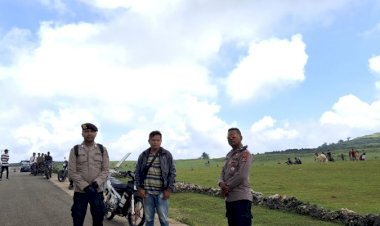 Lakukan-Pengamanan-Saat-Libur-Tahun-Baru,-Polsek-Lamaknen-Selipkan-Pesan-kamtibmas-kepada-Pengujung-Wisata-Fulan-Fehan