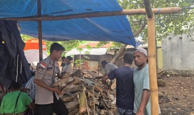 Polres-Flotim-Bantu-Masak-Bagi-Pengungsi-Korban-Erupsi-Gunung-Lewotobi-Laki-Laki-di-Posko-Bokang