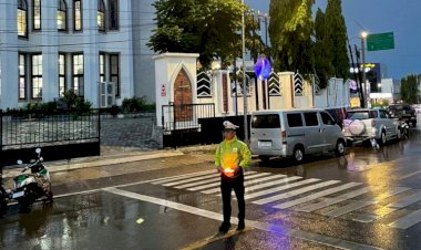 Gatur-Lalin-dan-Pengamanan-Ibadah,-Satlantas-Polresta-Ciptakan-Rasa-Aman-Bagi-Umat-di-Kota-Kupang