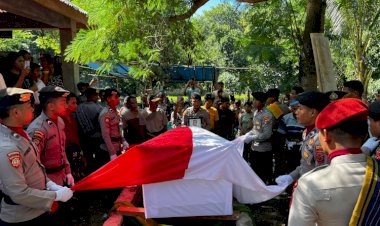 Penghormatan-Terakhir-Terhadap-Alm-Purn.-Aipda-Thimutius-Betty,-Wakapolres-SBD-Pimpin-Upacara-Pemakaman