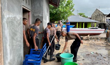 Ditpolairud-Polda-NTT-Kerahkan-Puluhan-Personel-Bantu-Korban-Banjir-Rob-di-Tablolong