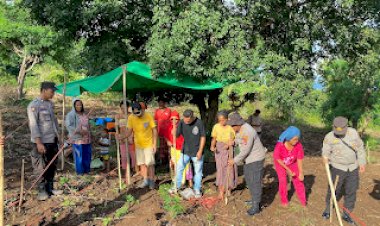 Dukung-Ketahanan-Pangan,-Kapolres-Matim-Tanam-Sorgum-dan-Kelor-Serta-Bagikan-Sembako-kepada-Petani