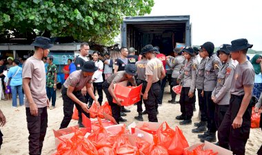 Baja-52-Ditsamapta-Polda-NTT-Gelar-Bakti-Sosial-untuk-Korban-Banjir-Rob-di-Tablolong