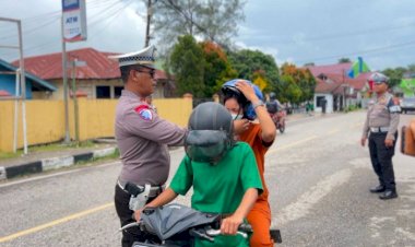Satlantas-Polres-Sumba-Barat-Bagikan-Helm-Gratis-dalam-Operasi-Keselamatan-Turangga-2025
