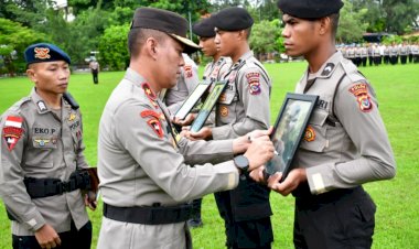 Tegakkan-Etika-dan-Disiplin,-Wakapolda-NTT-Pimpin-Upacara-Kenaikan-Pangkat-dan-PTDH