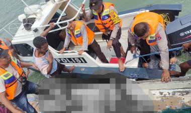 Polri-Sigap-Bantu-Evakuasi-Korban-Kapal-Tenggelam-di-Pantai-Oebubun,-TTU