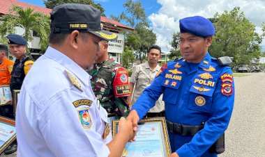 Delapan-Personel-Ditpolairud-Polda-NTT-Terima-Penghargaan-dari-Bupati-TTU-atas-Aksi-Evakuasi-Korban-Tenggelamnya-Kapal