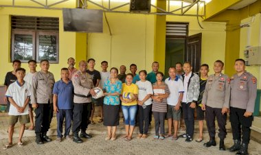 Dekatkan-Diri-dengan-Pemuda,-Ditbinmas-Polda-NTT-Serahkan-Sarana-Olahraga-di-Tarus