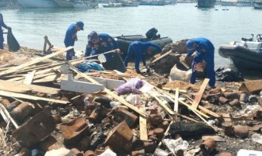 Polisi-dan-Warga-Bersihkan-400-Kg-Sampah-di-Pantai-Pulau-Monyet,-Labuan-Bajo