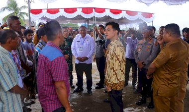 Kapolda-NTT-Dampingi-Wapres-Gibran-Serahkan-Bantuan-Pertanian-di-Desa-Kolisia,-Sikka