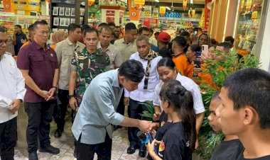 Wapres-Gibran-Berbagi-Kasih-dengan-Anak-Panti-Asuhan-di-Kota-Kupang,-Belikan-Langsung-Perlengkapan-Sekolah