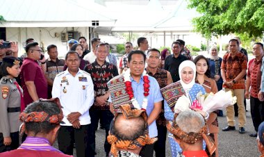 Suasana-Hangat-dan-Penuh-Kekeluargaan-Sambut-Kapolda-NTT-yang-Baru-di-Bandara-El-Tari-Kupang