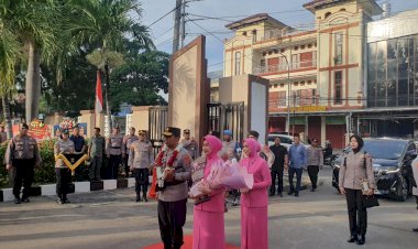 Tradisi-Adat-dan-Kehormatan-Iringi-Kedatangan-Kapolda-NTT-yang-Baru-di-Mapolda-NTT