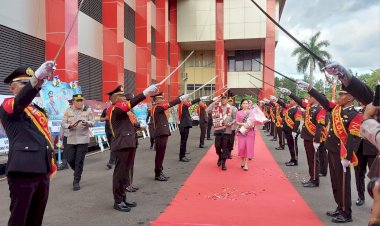 Penuh-Haru,-Irjen-Pol-Daniel-Tahi-Monang-Silitonga-Resmi-Tinggalkan-Polda-NTT-Lewat-Tradisi-Pedang-Pora