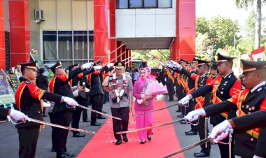 Brigjen-Pol.-Awi-Setiyono-Pamit-dari-NTT,-Dilepas-Haru-Lewat-Tradisi-Pedang-Pora