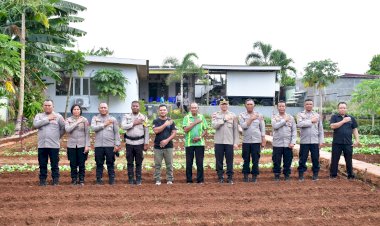 Dukung-Ketahanan-Pangan,-Polda-NTT-Pantau-Langsung-Lahan-Pekarangan-Bergizi-diDesa-Penfui-Timur