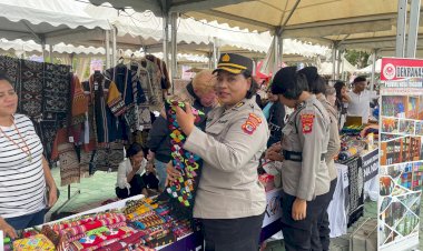 Polwan-Polda-NTT-Dukung-UMKM-Lokal-dalam-Pagelaran-Budaya-Bhayangkara-dan-Kupang-Exotic-Festival-2025