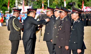 Kapolda-NTT-Serahkan-Tanda-Kehormatan-Bintang-Nararya-kepada-Empat-Personel-Berprestasi